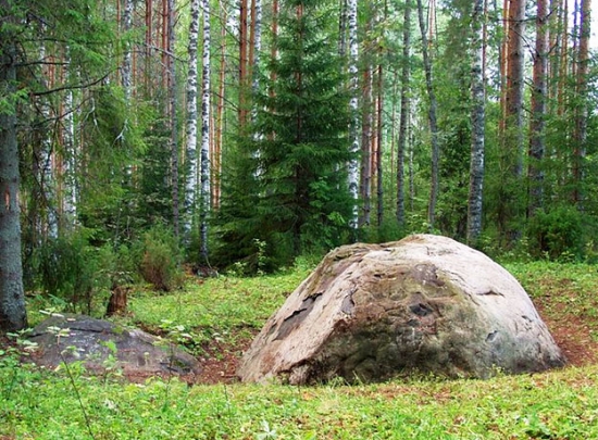 Валунный храм Велеса у Оредежа