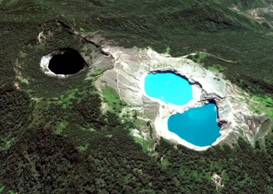 Гора Келимуту - три разноцветных озера