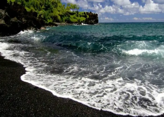 Пляж Онеули - черный пляж в США